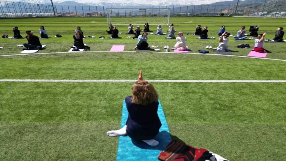 Açık havada yoga ve meditasyon etkinliği düzenledi
