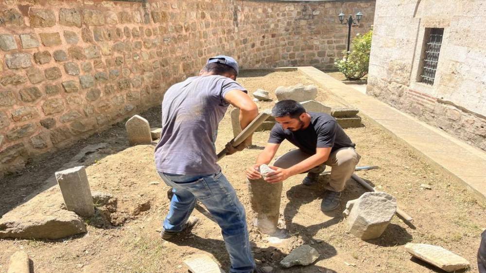 Edirne’deki Hıdırağa Camisi’nin haziresindeki mezar taşları onarıldı
