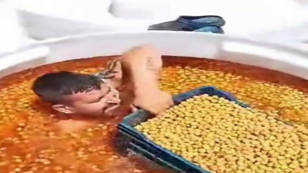 Sosyal medyada çıplak zeytin havuzuna girme videosu "Bu kadar da olmaz" dedirtti
