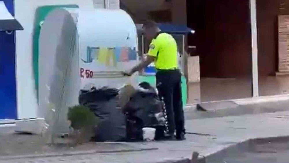 Trafik polisinden duygulandıran hareket: Çöpteki Türk bayrağını alıp ekip aracına bıraktı

