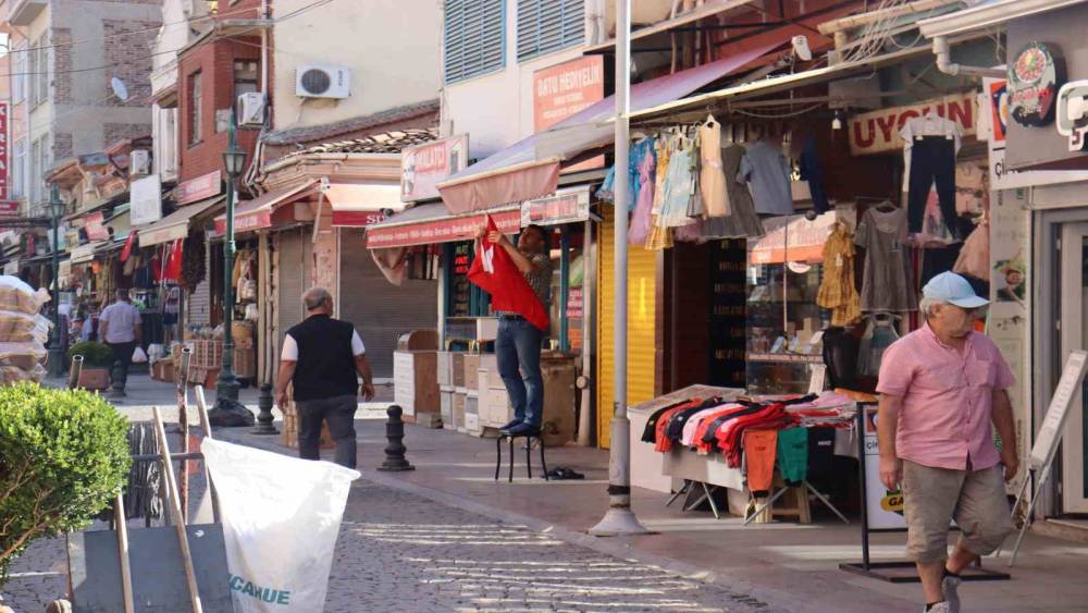 Eskişehir’de sabah erken saatlerden itibaren tüm dükkanlara Türk bayrağı asıldı
