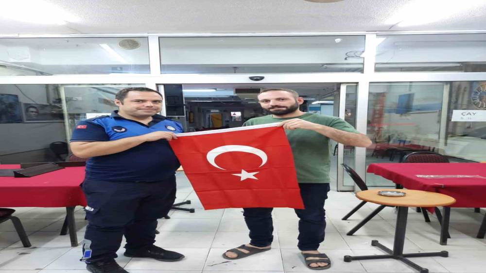Büyükşehir Zabıta ekiplerinden vatandaşlara Türk Bayrağı
