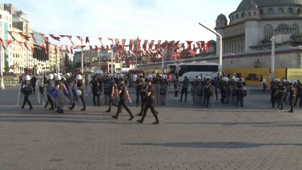 Taksim’de Gezi Parkı eylemlerinin yıldönümünde izinsiz yürüyüşe polis müdahalesi
