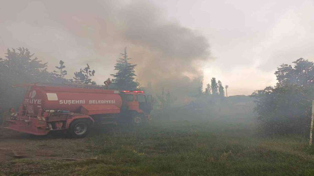 Yıldırımın düştüğü barakaya yanarak kül oldu
