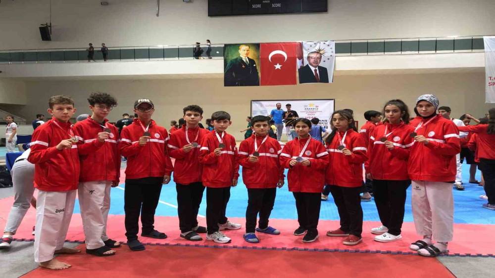 Anadolu Yıldızlar Ligi Taekwondo Grup Müsabakaları’nda büyük başarı elde ettiler
