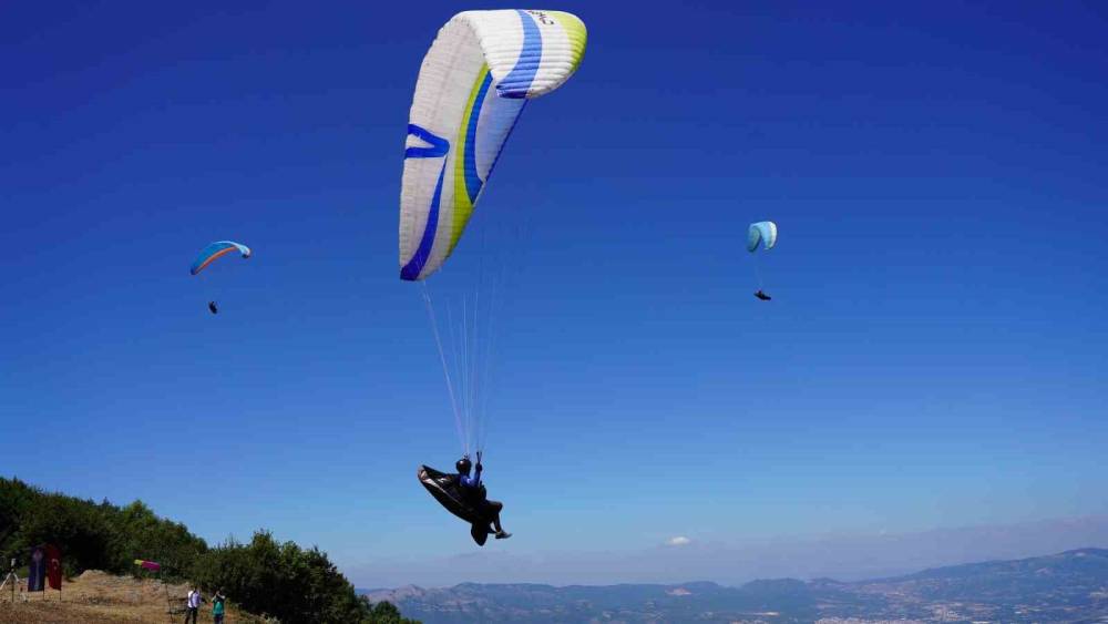 Bursa’da yamaç paraşütü heyecanı
