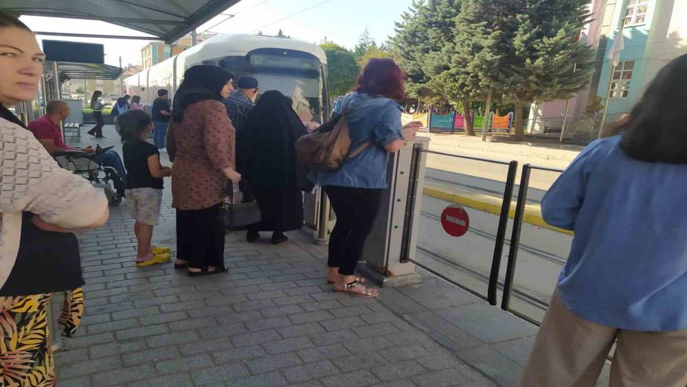 75. Yıl ve Emek mahallesindeki vatandaşlar ulaşım sorunlarının çözülmesini bekliyor
