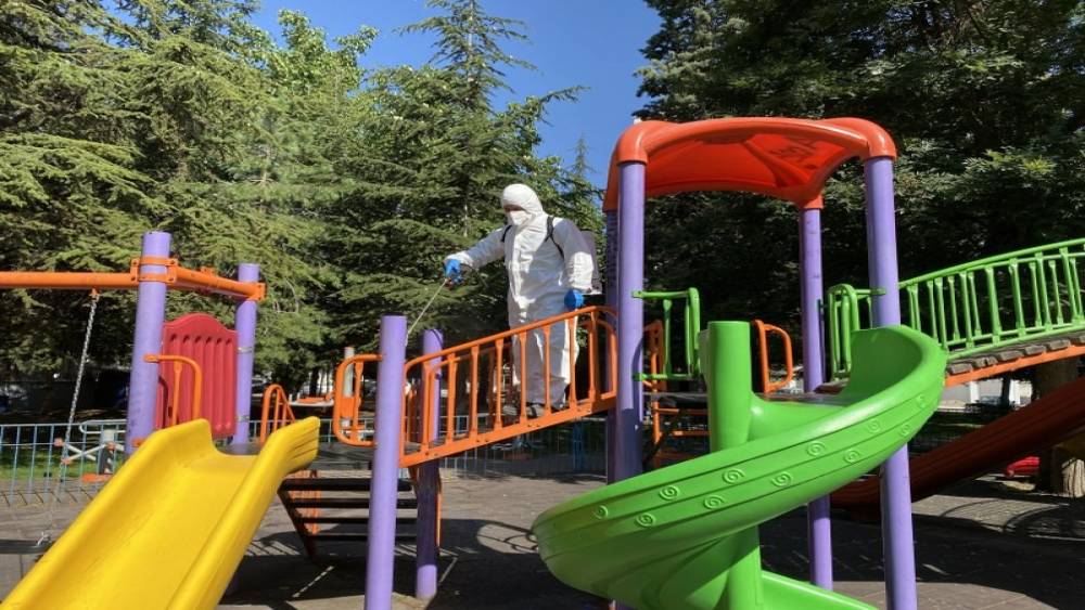 Parklardaki oyun parkları dezenfekte ediliyor

