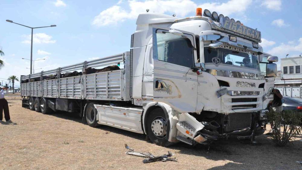 Mersin’de tır ile hafif ticari araç çarpıştı: 5 yaralı
