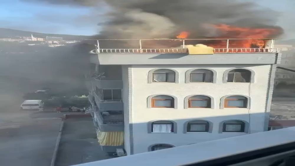 5 katlı binanın çatısı alev alev yandı
