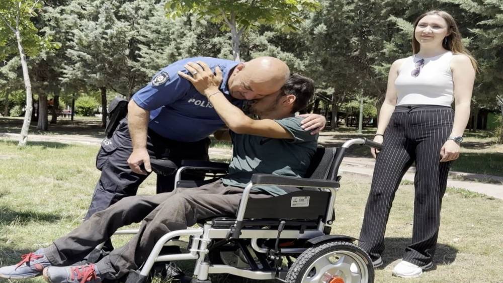 Yardımsever polis memuru engelli genci akülü sandalyesine kavuşturdu
